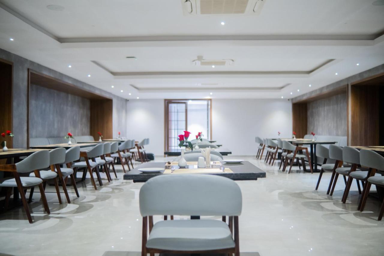 Hotel Tulips Grand Hyderabad Exteriör bild
