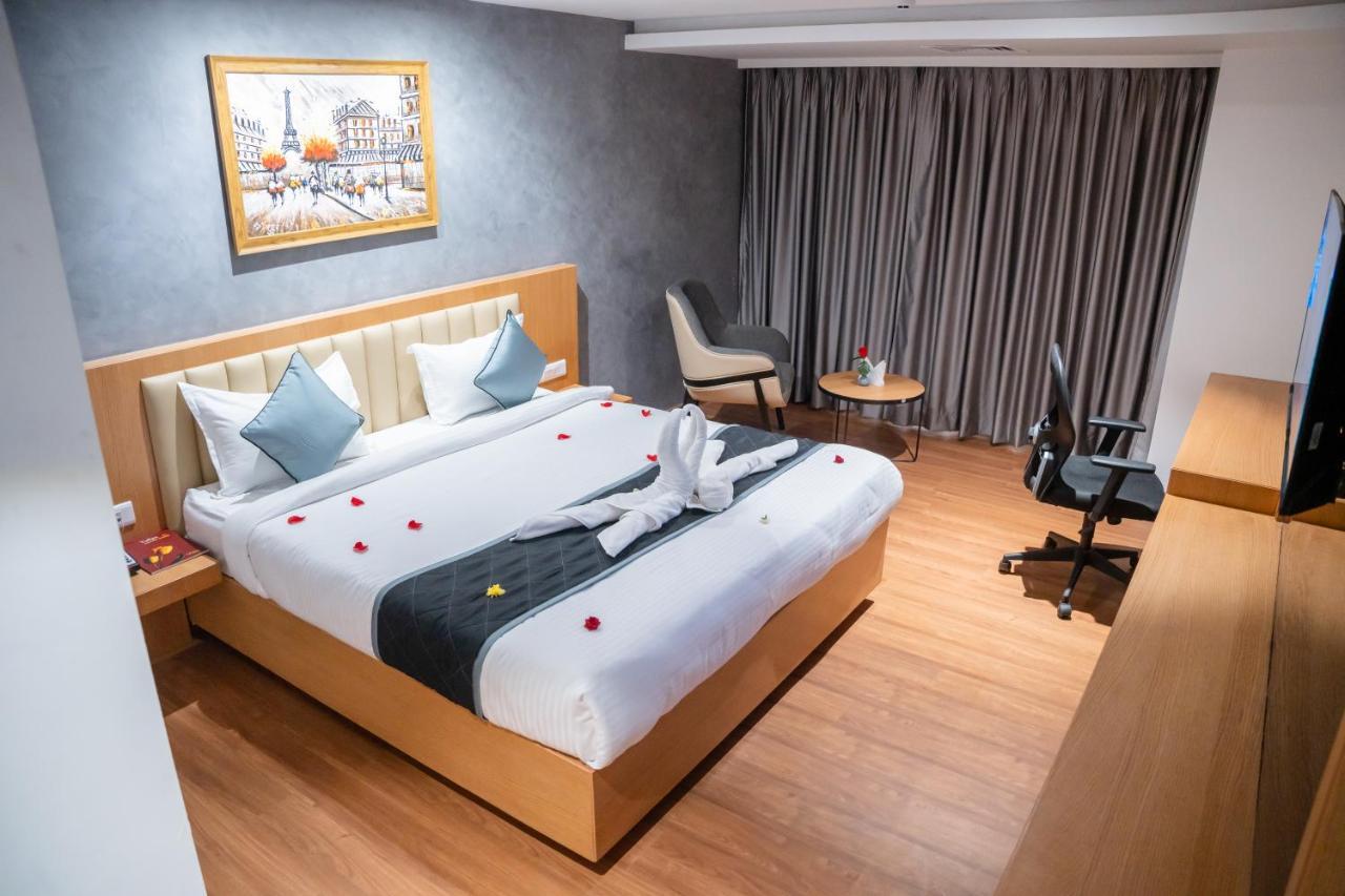 Hotel Tulips Grand Hyderabad Exteriör bild