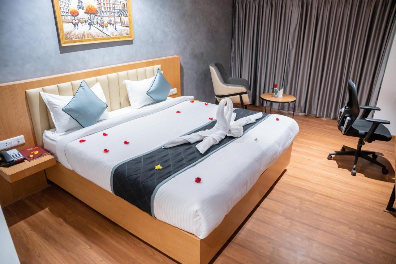Hotel Tulips Grand Hyderabad Exteriör bild