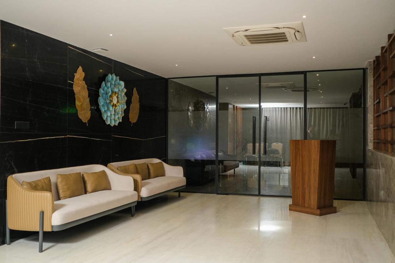 Hotel Tulips Grand Hyderabad Exteriör bild